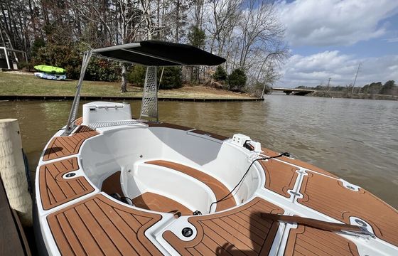 Lake Oconee's Only Floating Hot Tub Boat – Unforgettable Escape!