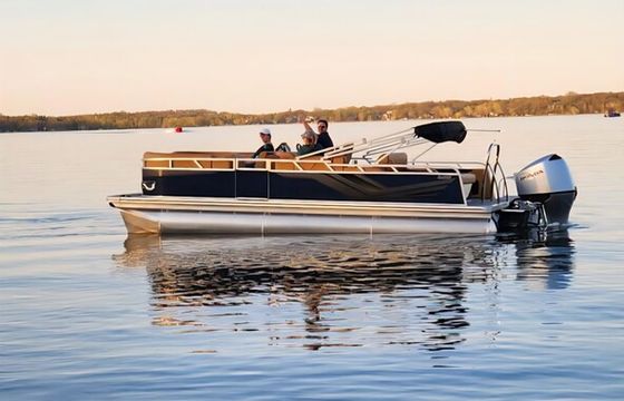 2025 Tahoe Pontoon w/115hp -Tow bar, Changing room, layout seating