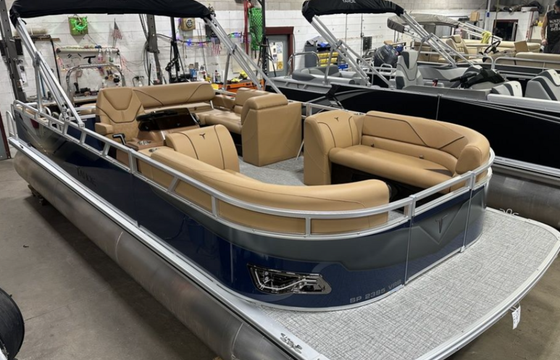 2025 Tahoe Pontoon w/115hp -Tow bar, Changing room, layout seating