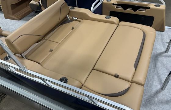 2025 Tahoe Pontoon w/115hp -Tow bar, Changing room, layout seating