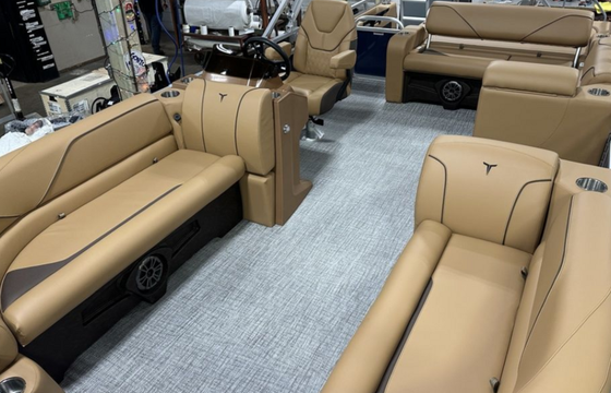 2025 Tahoe Pontoon w/115hp -Tow bar, Changing room, layout seating