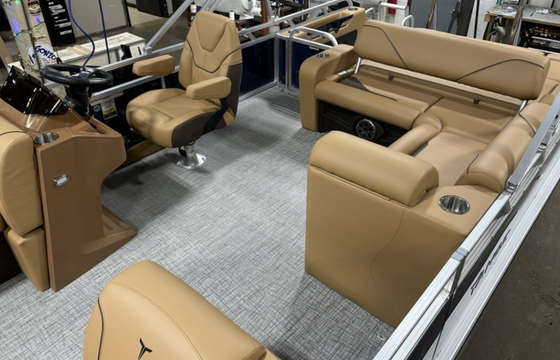 2025 Tahoe Pontoon w/115hp -Tow bar, Changing room, layout seating
