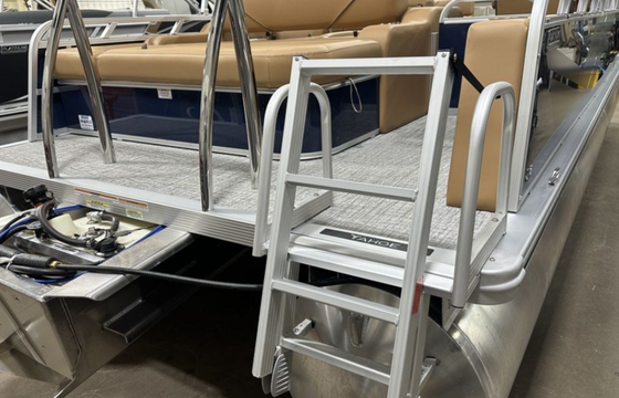 2025 Tahoe Pontoon w/115hp -Tow bar, Changing room, layout seating