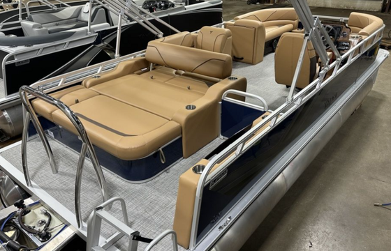 2025 Tahoe Pontoon w/115hp -Tow bar, Changing room, layout seating