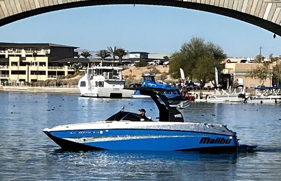 Malibu M235 wakesurf boat