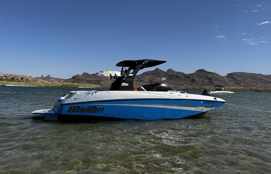 Malibu M235 wakesurf boat