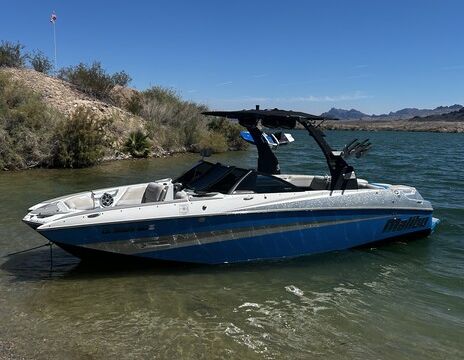 Malibu M235 wakesurf boat