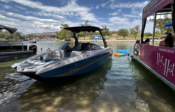 Malibu M235 wakesurf boat