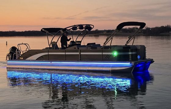 16 person 30 foot 300 HP Tritoon! Pontoon in style and enjoy the space