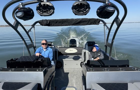 16 person 30 foot 300 HP Tritoon! Pontoon in style and enjoy the space