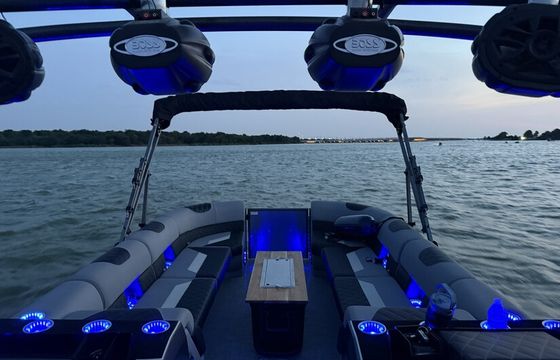 16 person 30 foot 300 HP Tritoon! Pontoon in style and enjoy the space