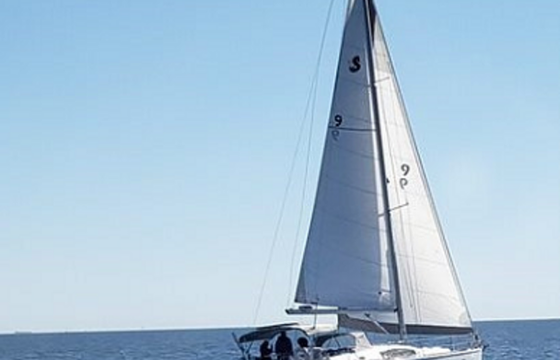 Knot Work: Comfortable Beneteau 43 — Swim, Fish, Relax