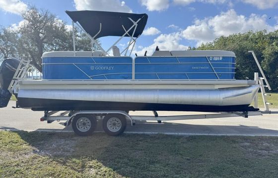 Tritoon Boat Rental – Explore Tampa Bay in Style