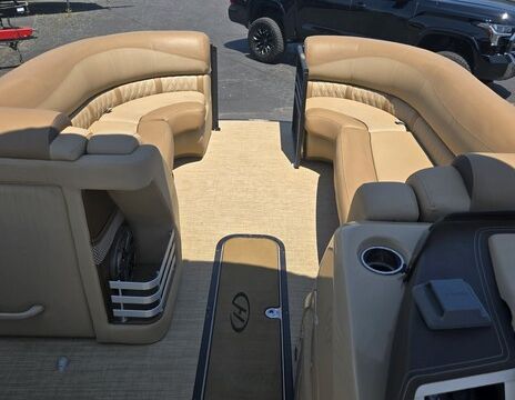 Harris Grand Mariner 25' Pontoon with water accessories included