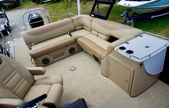 Harris Grand Mariner 25' Pontoon with water accessories included