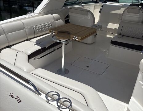 Luxury Sea Ray – Smooth Rides, Unforgettable Views