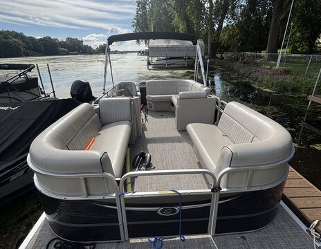 Family-Friendly Quest Pontoon Rental | Seats 10