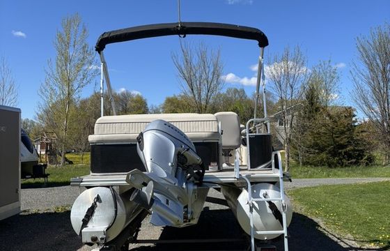 Family-Friendly Quest Pontoon Rental | Seats 10