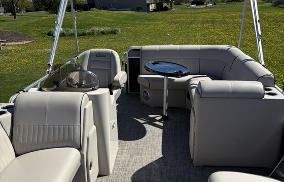 Family-Friendly Quest Pontoon Rental | Seats 10