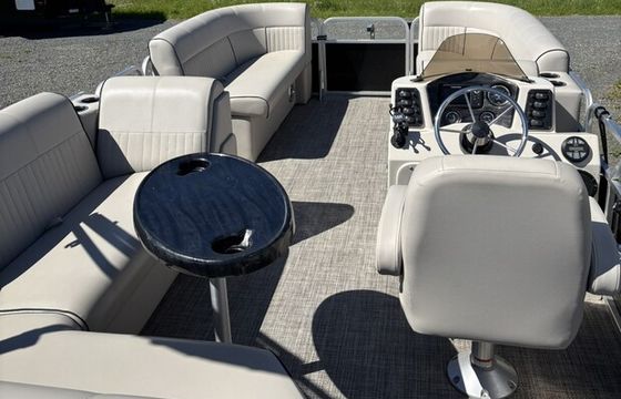 Family-Friendly Quest Pontoon Rental | Seats 10