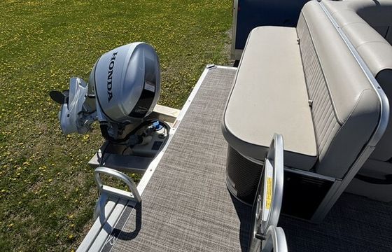 Family-Friendly Quest Pontoon Rental | Seats 10