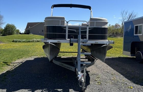 Family-Friendly Quest Pontoon Rental | Seats 10
