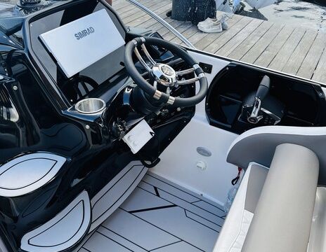 Brand-New 2025 Hanover 305 Luxury Yacht