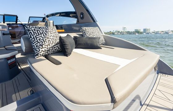 Brand-New 2025 Hanover 305 Luxury Yacht