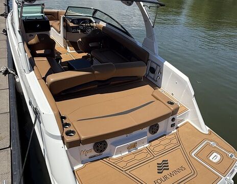 Brand New 2025 Four Winns HD8 with captain and host included