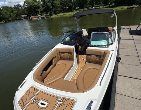 Brand New 2025 Four Winns HD8 with captain and host included