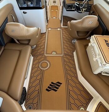 Brand New 2025 Four Winns HD8 with captain and host included