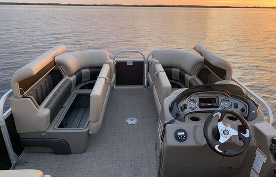2020 Sun Tracker Party Barge 24 DLX