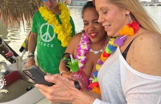 TIKI BOAT TOLEDO! ENJOY A CAPTAIN DRIVING YOU ON THE MAUMEE RIVER