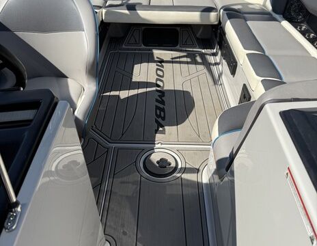 2020 Moomba Craz Wake/Surf Boat - Perfect for Lake Days!