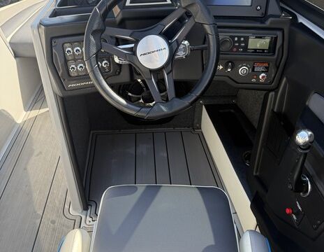 2020 Moomba Craz Wake/Surf Boat - Perfect for Lake Days!