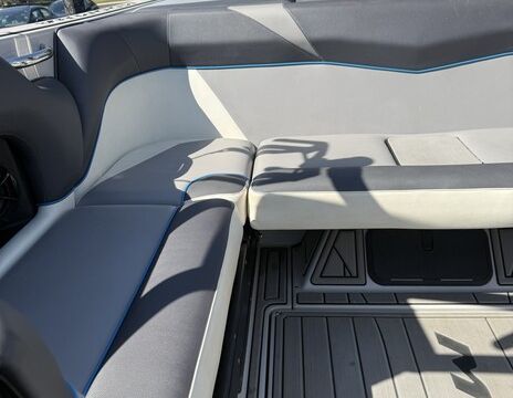 2020 Moomba Craz Wake/Surf Boat - Perfect for Lake Days!