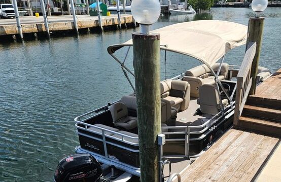 Sun Tracker Pontoon