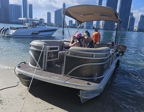 Sun Tracker Pontoon