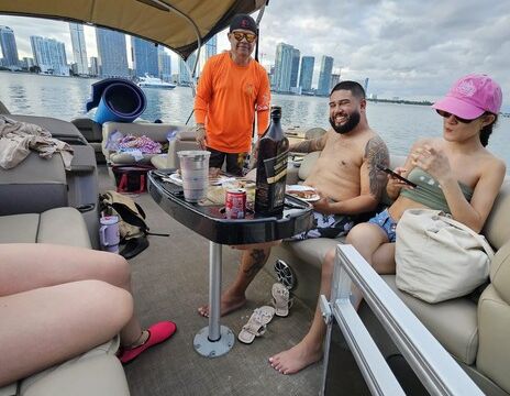 Sun Tracker Pontoon