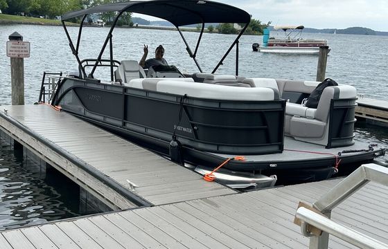 ‘25 Tritoon (12 Guests) | Exceptionally Well-Kept, Fuel &amp; Cooler Incl.