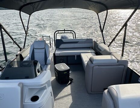 ‘25 Tritoon (12 Guests) | Exceptionally Well-Kept, Fuel &amp; Cooler Incl.