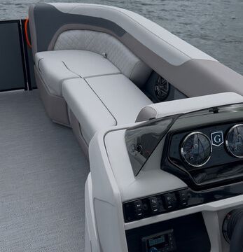 ‘25 Tritoon (12 Guests) | Exceptionally Well-Kept, Fuel &amp; Cooler Incl.