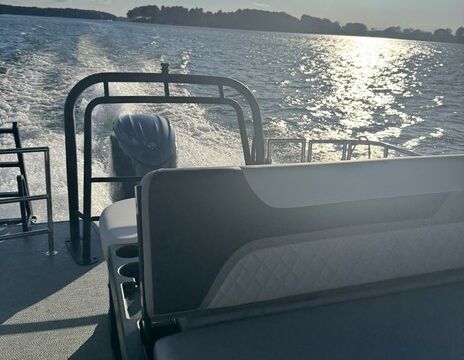 ‘25 Tritoon (12 Guests) | Exceptionally Well-Kept, Fuel &amp; Cooler Incl.