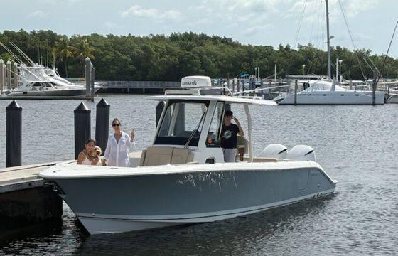 Authentic Miami Experience on PURSUIT S 288 SPORT!