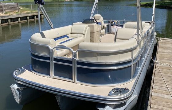 Adventure-Ready 25ft Tritoon – Tubing, Fishing &amp; More!