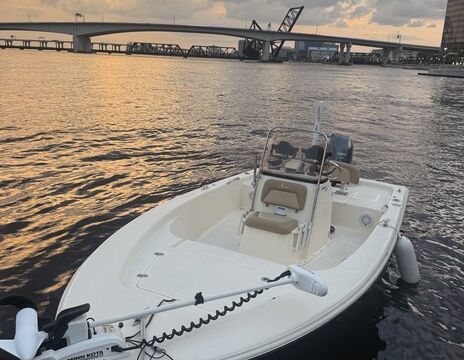 Coastal Calm: Four-Person Fishing and Leisure Vessel