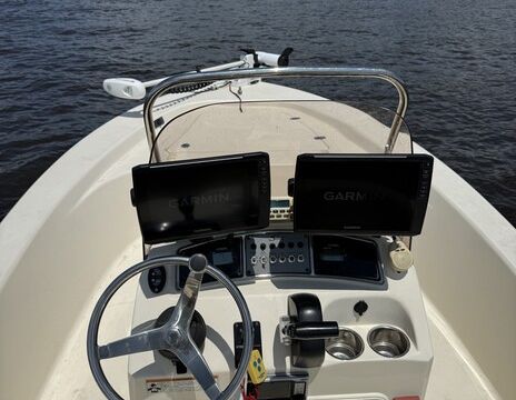 Coastal Calm: Four-Person Fishing and Leisure Vessel
