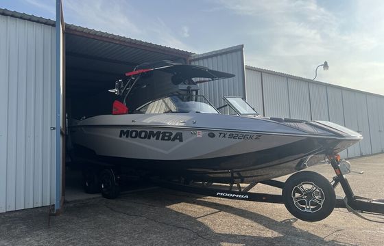 2023 Moomba Maki Surf, Wakeboard, and relax in style.