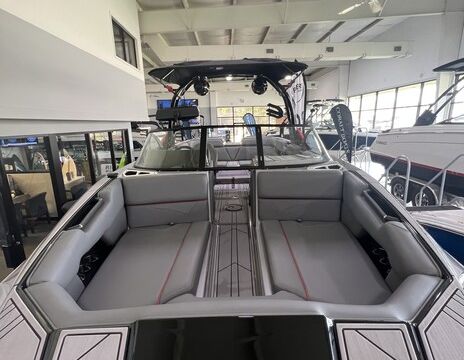 2023 Moomba Maki Surf, Wakeboard, and relax in style.