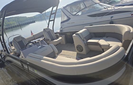 Harris Horizon 230 — Tritoon Elegance